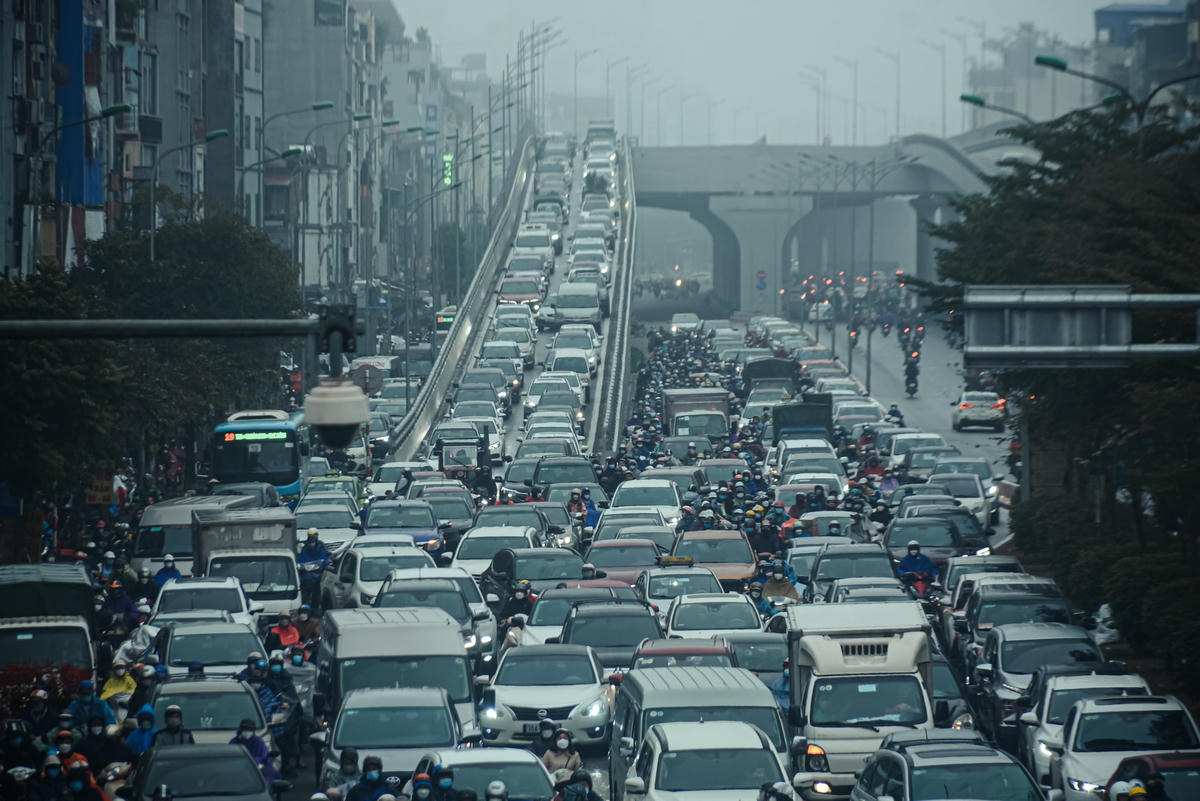 Do nhu cầu mua sắm và đi lại tăng cao, nhiều tuyến phố Hà Nội tắc nghẽn từ sáng đến tối.