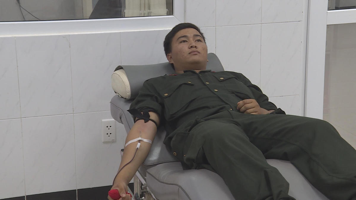 Chiến sĩ Phòng Cảnh sát cơ động Công an tỉnh Đắk Lắk hiến máu.