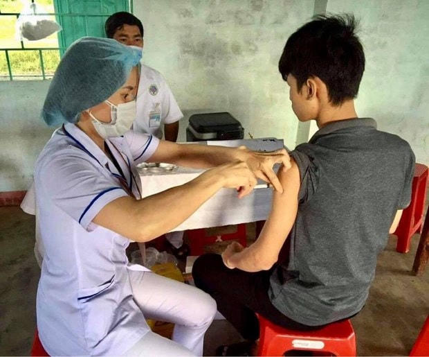 Tiêm vaccine phòng bệnh bạch hầu cho người dân. Ảnh: Vietnam+.