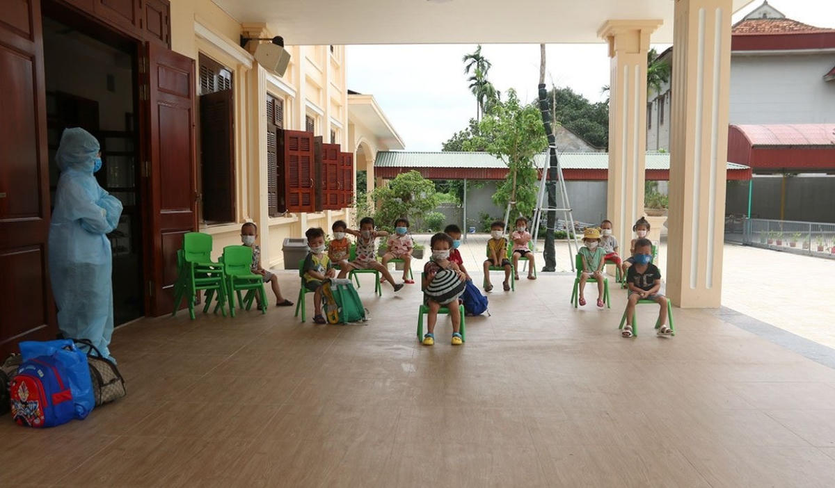 Trong thời gian cách ly, các em nhỏ cùng các cô giáo sẽ được chính quyền cung cấp đầy đủ các nhu yếu phẩm.