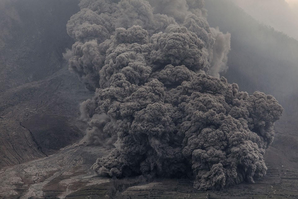 14. Một dòng nham thạch chảy mạnh xuống sườn núi Sinabung, nhìn từ làng Tiga Kicat, vào ngày 20 tháng 06 năm 2015. Ảnh Ulet Ifansasti / Getty. ​