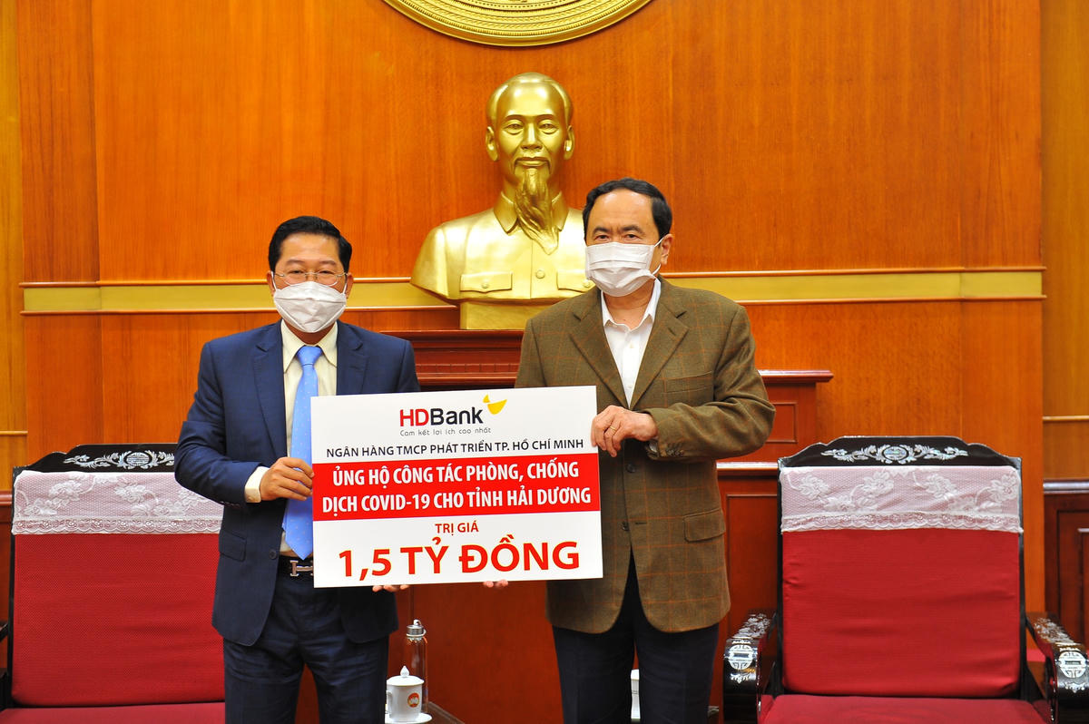 Ủy viên Bộ Chính trị, Chủ tịch UBTƯ MTTQ Việt Nam Trần Thanh Mẫn tiếp nhận ủng hộ 1,5 tỷ đồng từ Ngân hàng HDBank.
