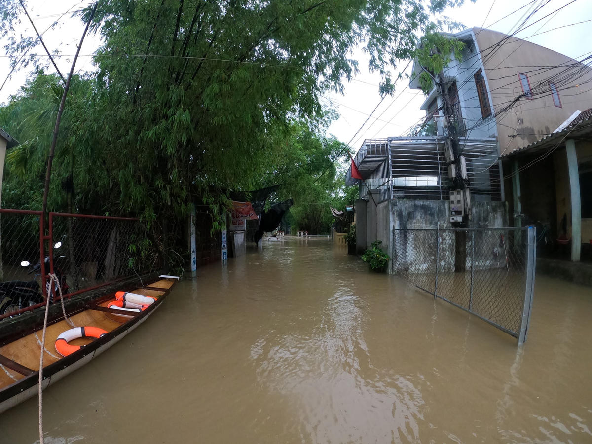 Ngoài ra, Công an phường cũng đã trang bị ghe, áo phao và phao bơi cho người dân.