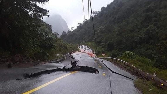 Bong tróc, xói lở nghiêm trọng khiến việc đi lại gặp khó khăn.