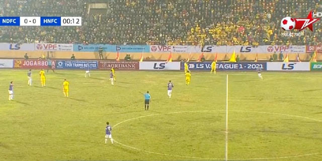 Hình ảnh ngày khai mạc V-League khiến báo Indonesia ước ao.