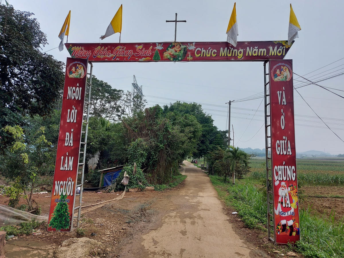 Con đường bê tông thẳng tắp dẫn từ đầu đến cuối làng Thuỷ Long.