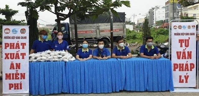 Hoạt động thiện nguyện, phát xuất ăn miễn phí và tư vấn miễn phí pháp luật tại ngày hội.