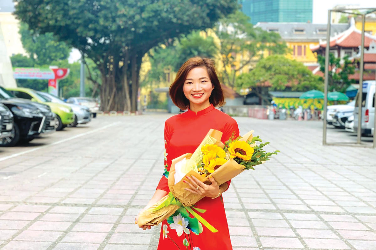 Duyên dáng trong tà áo dài.