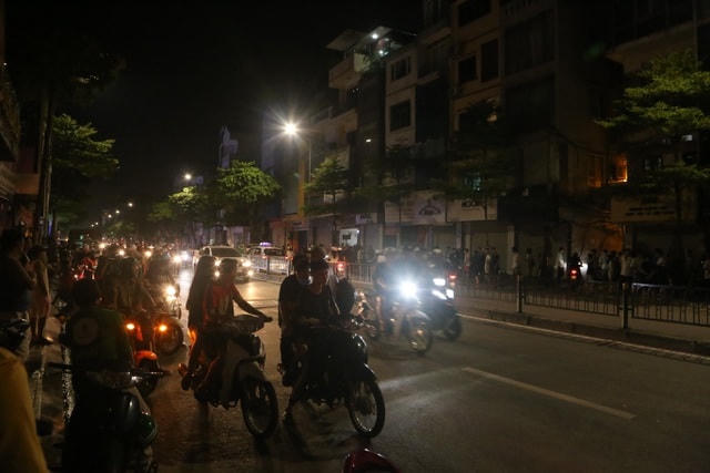 Vụ việc thu hút sự chú ý của nhiều người đi đường.