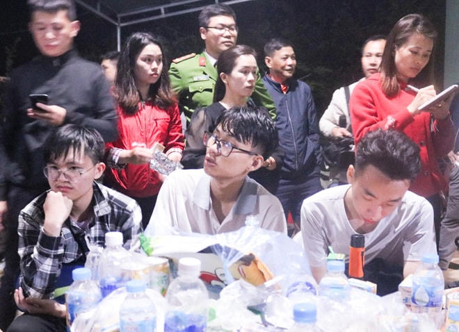 Nhiều em học sinh mệt mỏi sau khi bị lạc trong rừng. Ảnh: CAND.
