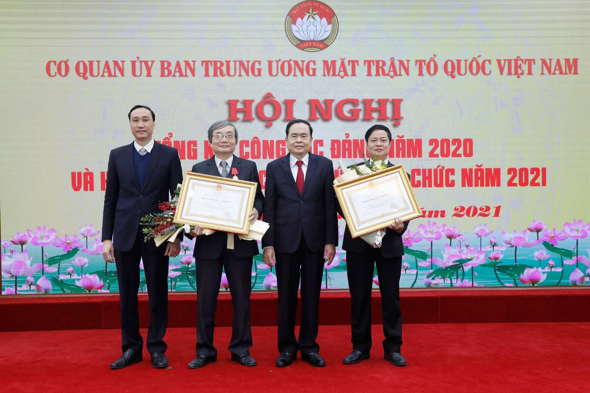 Chủ tịch Trần Thanh Mẫn trao Huân chương Lao động cho 2 cán bộ cấp Vụ của Cơ quan UBTƯ MTTQ Việt Nam.