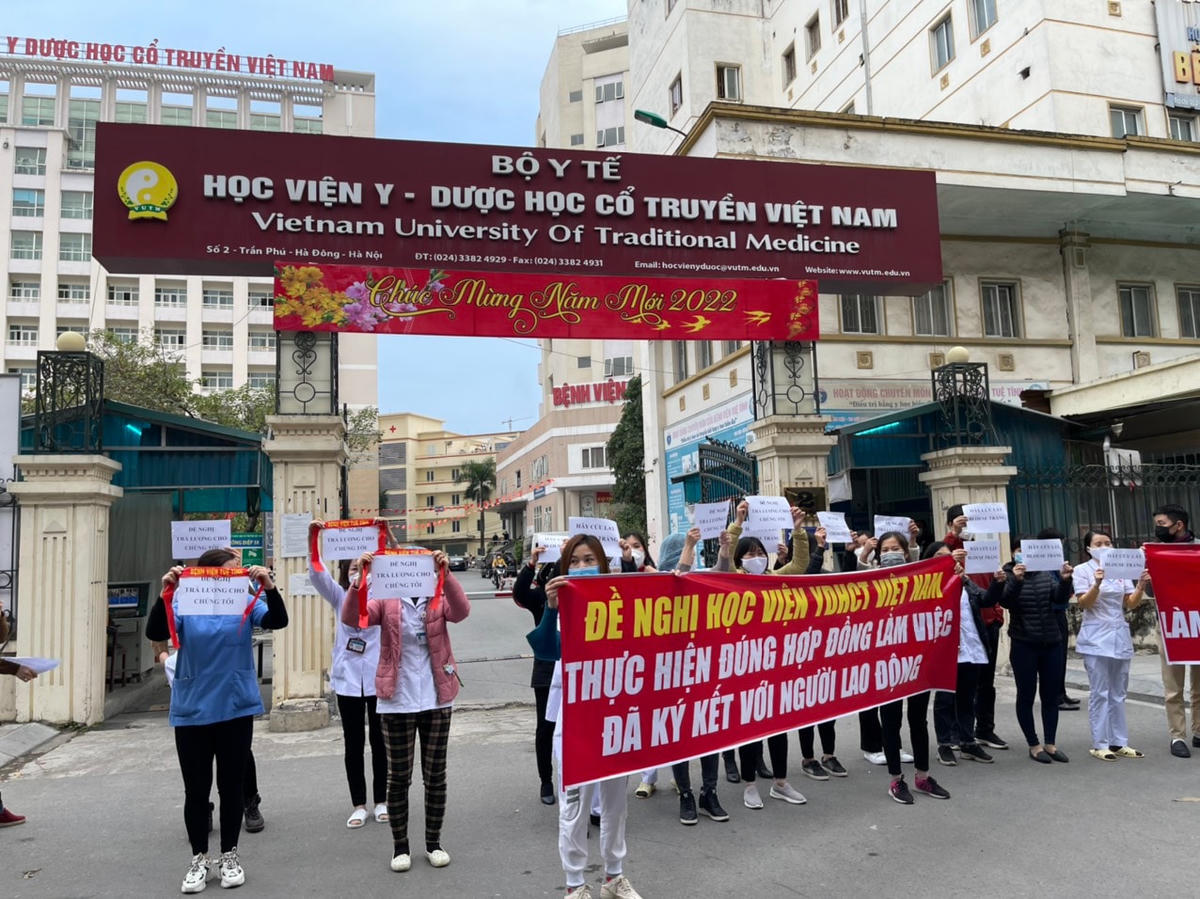 Cán bộ, nhân viên Bệnh viện Tuệ Tĩnh căng băng rôn đề nghị trả lương. Ảnh: Giang Vương