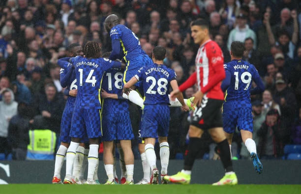 Chelsea tạm chiếm ngôi đầu bảng từ tay Liverpool.