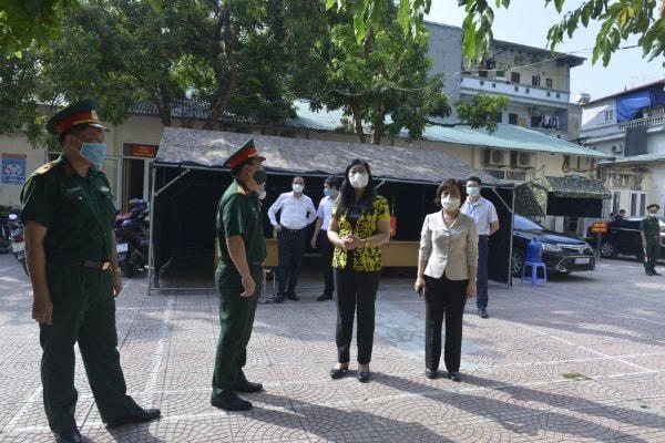  Bà Nguyễn Lan Hương, Chủ tịch Ủy ban MTTQ thành phố Hà Nội kiểm tra công tác phòng dịch Covid – 19 tại quận Tây Hồ. 