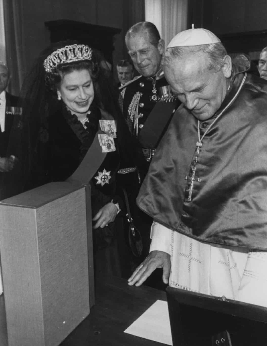 Giáo hoàng John Paul II với Nữ hoàng Elizabeth II và Hoàng thân Philip trong chuyến công du của Hoàng gia Ý, năm 1980.