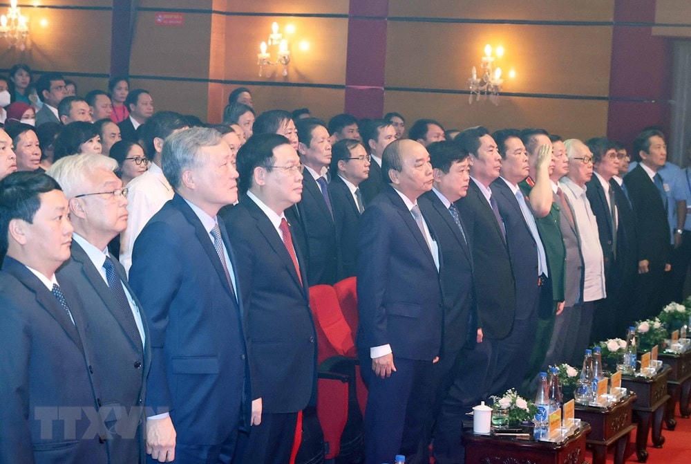 Prime Minister Nguyen Xuan Phuc with delegates performed the flag-raising ceremony. (Photo: Thong Nhat / VNA).