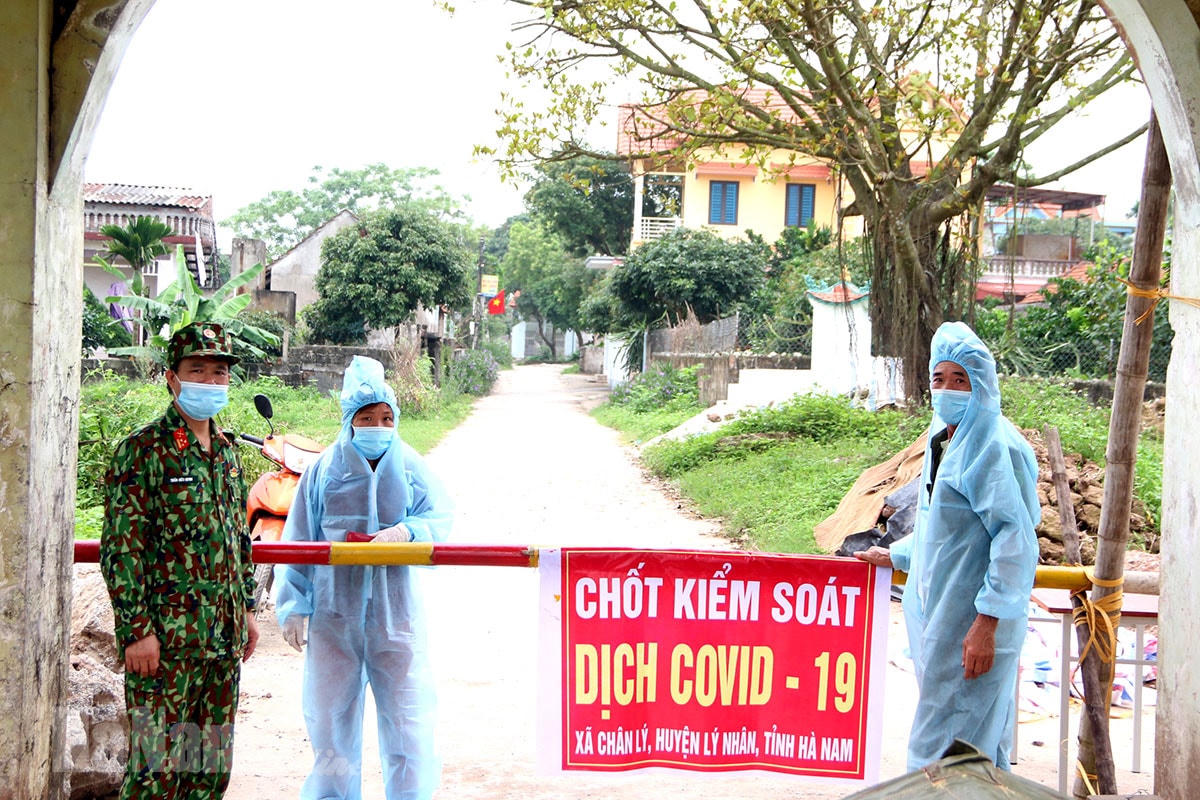 Chốt kiểm dịch đã được lập nên tại Khu dân cư Phú Lưu, thôn Phú Chương, xã Chân Lý (Lý Nhân), sau khi phát hiện các trường hợp dương tính với SARS-CoV-2. Nguồn: Báo Hà Nam.