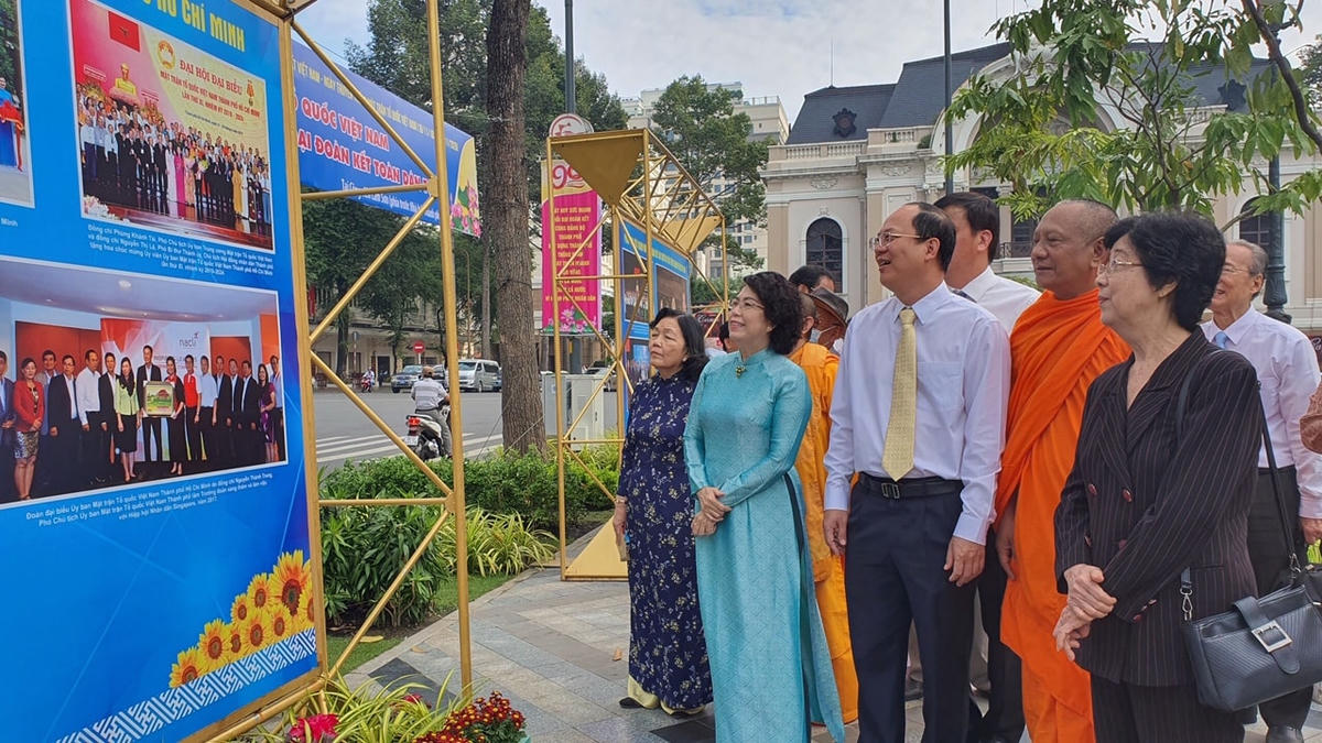 Các đại biểu tham quan tại triển lãm.
