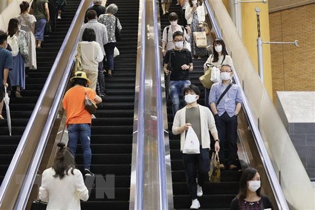 Người dân đeo khẩu trang phòng lây nhiễm Covid-19 tại Tokyo, Nhật Bản. (Ảnh: THX/TTXVN).
