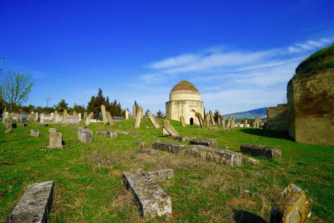 Các nghiên cứu ước tính trận động đất ở Shamakhi, Azerbaijan năm 1667 có cường độ 6,9 độ richter và gây ra cái chết của hơn 80.000 người.