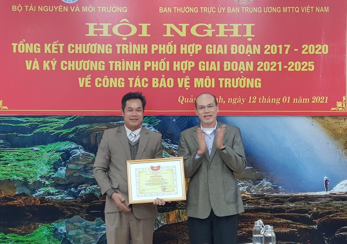 Đại diện lãnh đạo Ủy ban MTTQ tỉnh Quảng Bình trao tặng Bằng khen của UBTƯ MTTQ Việt Nam cho ông Hoàng Trọng Sinh.