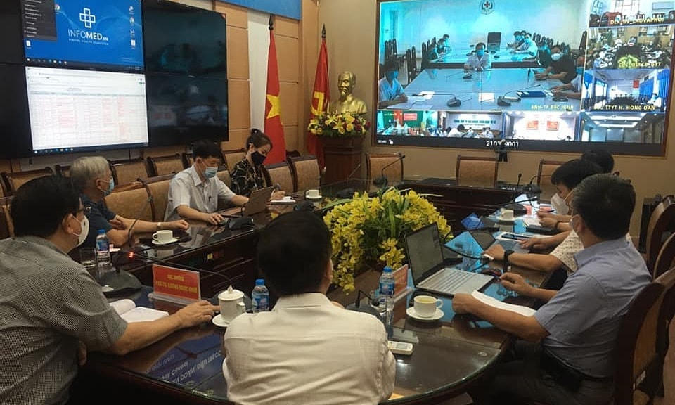 Các chuyên gia hội chẩn bệnh nhân nặng ngày 21/5. Ảnh: Lê Hảo.