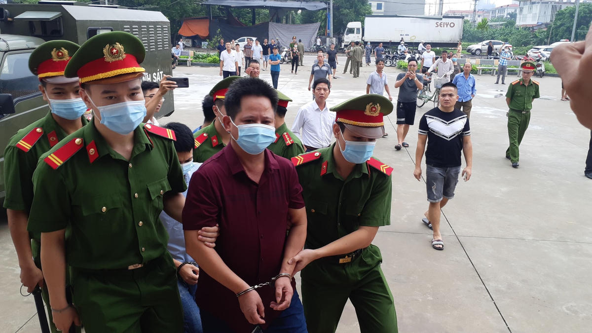 8h, Nguyễn Văn Thiện và nhân viên quán Nhắng nướng được đưa đến tòa. Ảnh: Xuân Ngọc.