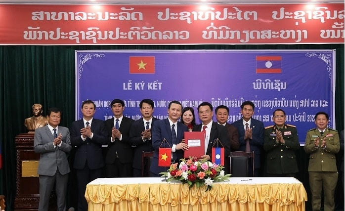 Đại diện 2 tỉnh Thanh Hoá - Hủa Phăn thực hiện lễ ký kết thoả thuận hợp tác năm 2022.