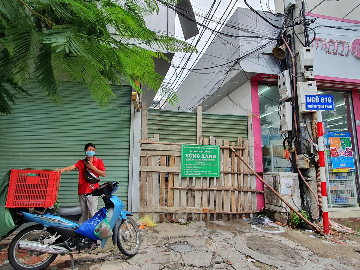 Đội ngũ shipper loay hoay tìm cách giao hàng bởi lối nào cũng bị chặn.