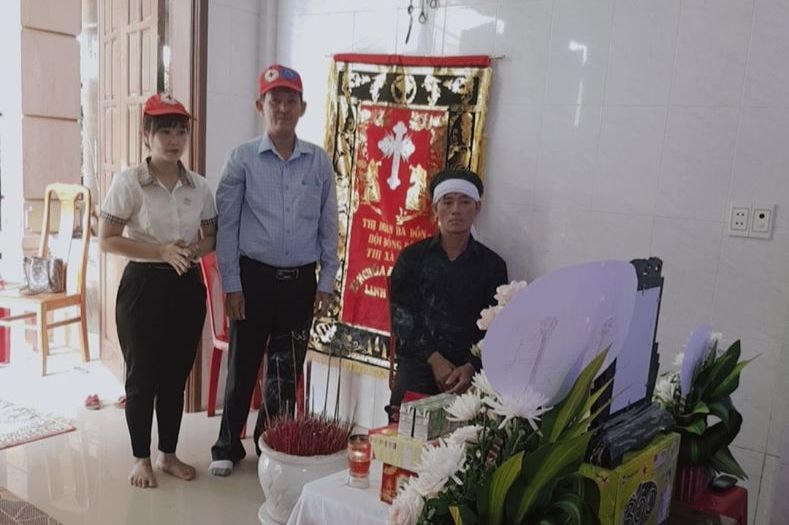 Các đoàn thể ở địa phương đến thăm hỏi, chia buồn với gia đình.