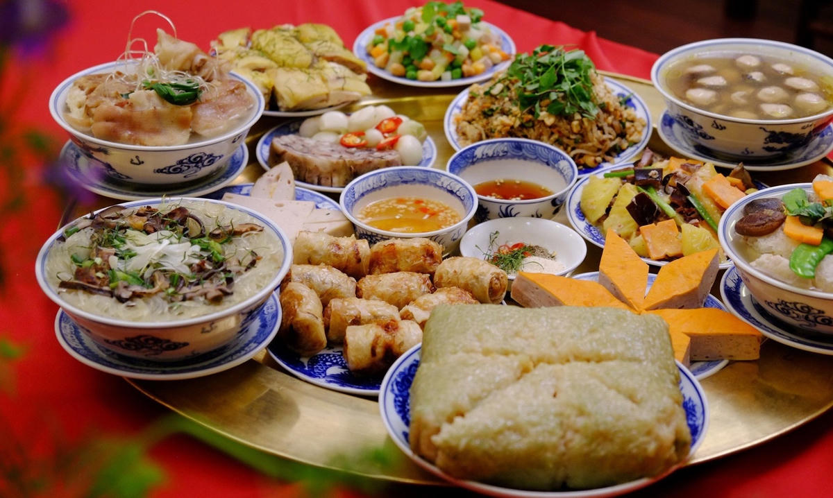 Nhiều gia đình chọn phương án đặt nguyên mâm cỗ ngày lễ. (Ảnh minh hoạ).