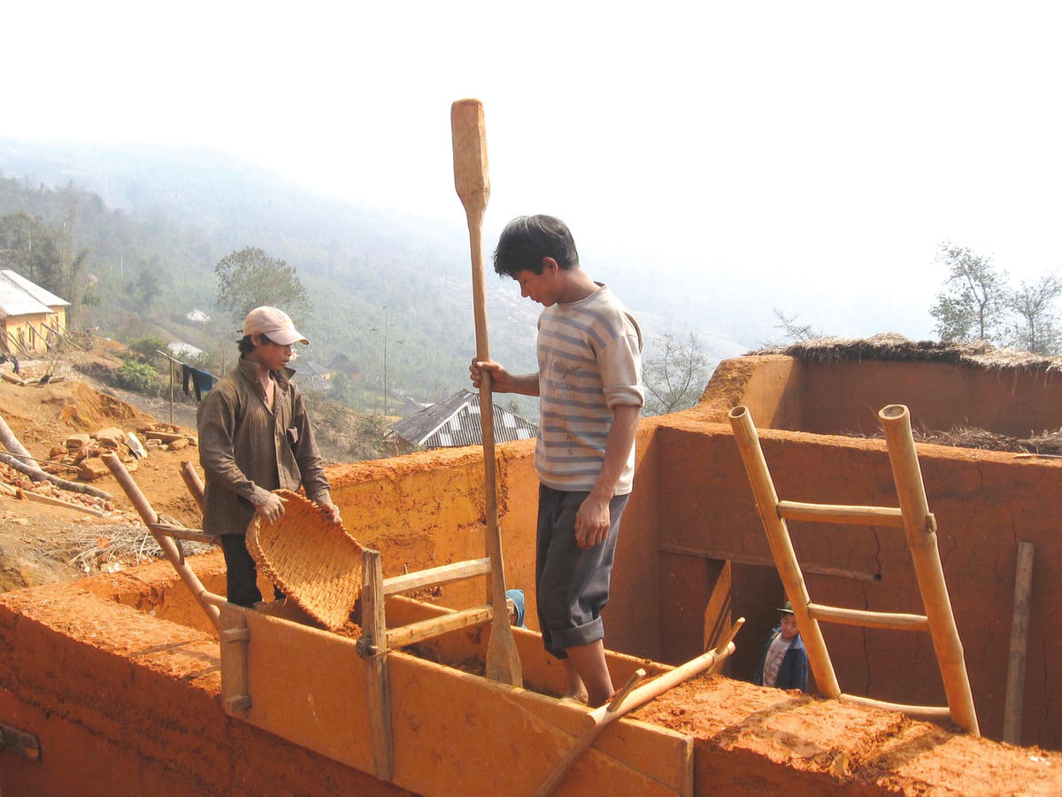 Công đoạn công phu nhất là trình tường nhà.