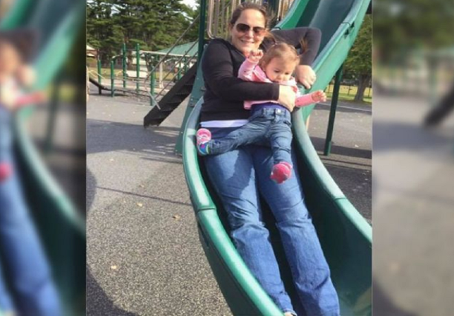 Khoảnh khắc bé Meadow gặp tai nạn được chồng cô Clare chụp lại.