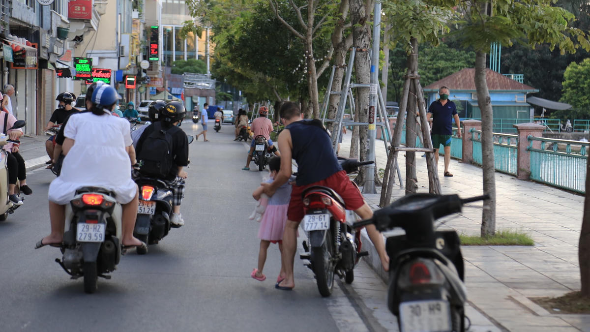 [ẢNH] Vừa 'nới lỏng', người dân đã nhộn nhịp tập thể dục