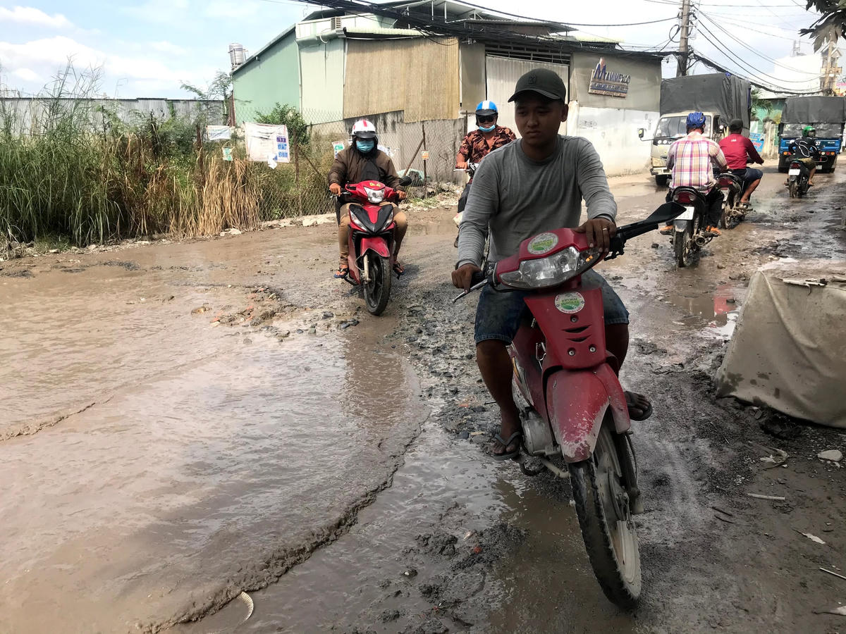 Tuyến đường xuống cấp.