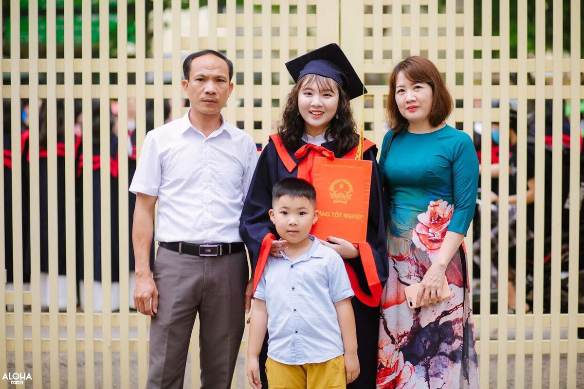 Hình ảnh Kim Ngân cùng gia đình ngày tốt nghiệp.