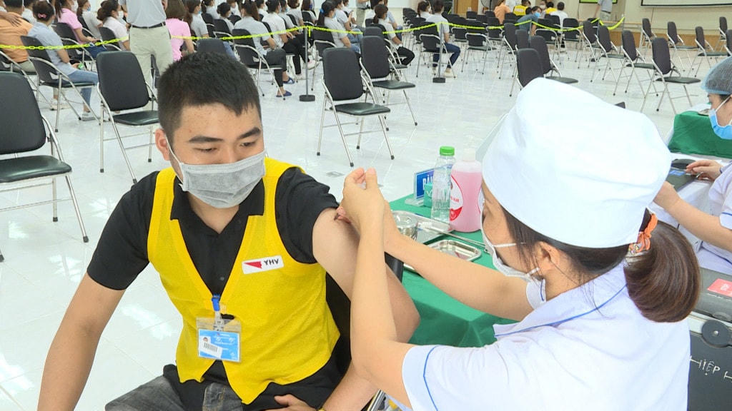Nhân viên Y tế thực hiện tiêm vaccine phòng, chống Covid-19 cho công nhân làm việc tại KCN Đông Mai ( TX Quảng Yên). Ảnh: BQN.