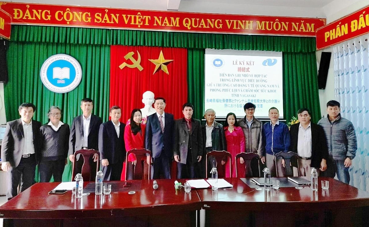 Lãnh đạo nhà trường và đại biểu.