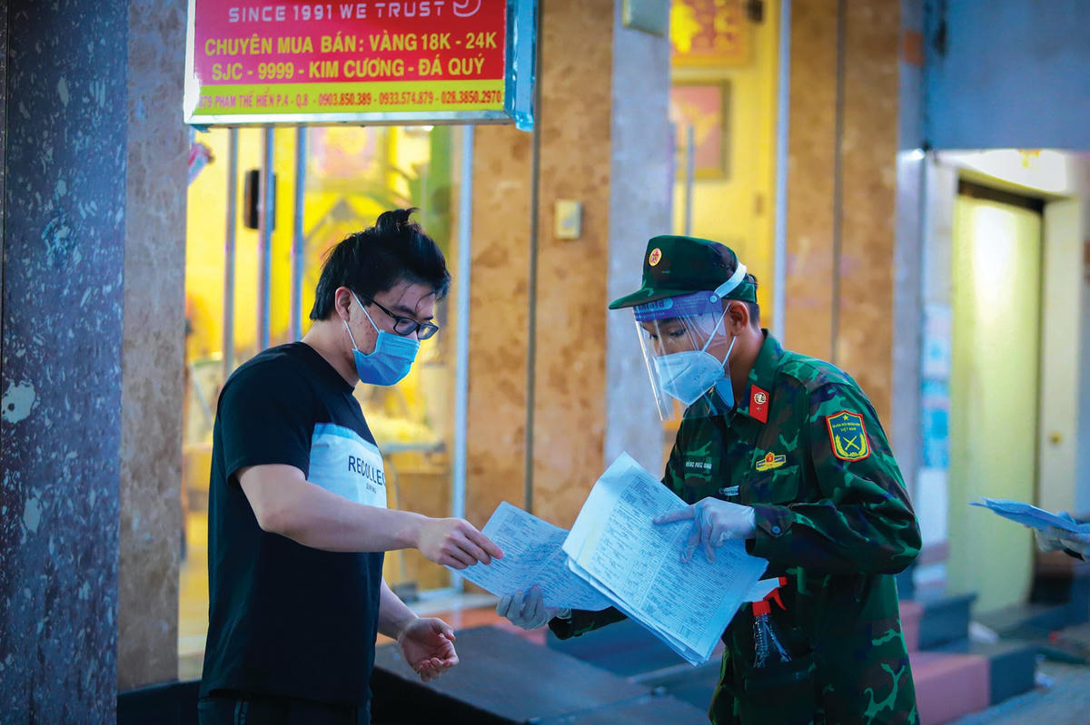 Bộ đội phát phiếu đi chợ thay người dân trong những ngày không được ra ngoài.