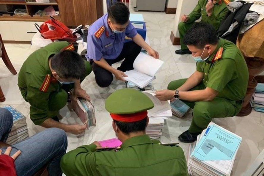 Cơ quan chức năng khám xét nơi ở của đối tượng.