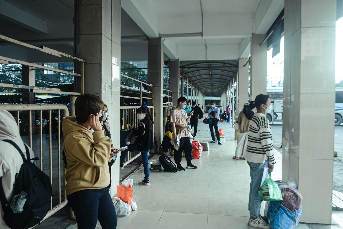 Chị Nguyễn Thu Thảo bắt xe về Lai Châu chia sẻ: “Hôm nay, sau khi hoàn tất công việc tôi liền chuẩn bị đồ đạc bắt xe về quê. Trái ngược với mọi năm, bến xe khá vắng vẻ việc mua vé nhanh chóng, khá dễ dàng”.