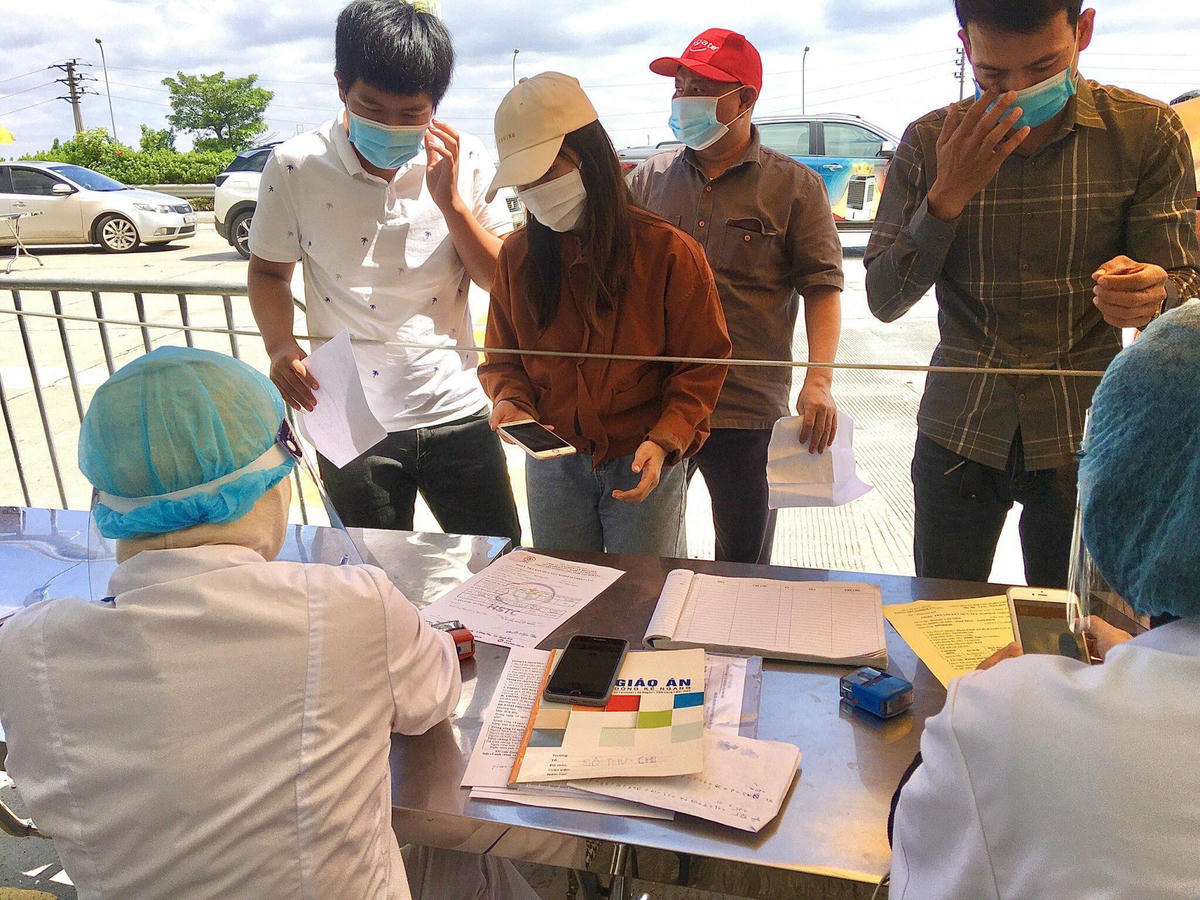 Mặc dù công tác kiểm soát được diễn ra nghiêm túc, chặt chẽ, tuy nhiên, do lượng người đông nên tại một số thời điểm chưa đảm bảo giãn cách theo đúng quy định của ngành y tế.