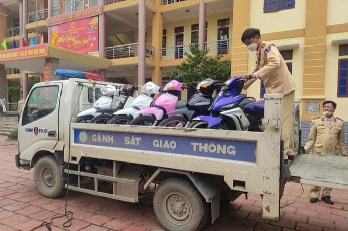 Xe máy của nhóm đối tượng được Công an huyện Diễn Châu thu giữ (Ảnh: Công an Diễn Châu).Nhóm đối tượng lạng lách đánh võng trên quốc lộ 1A bị bắt để phục vụ công tác điều tra (Ảnh: Công an huyện Diễn Châu).