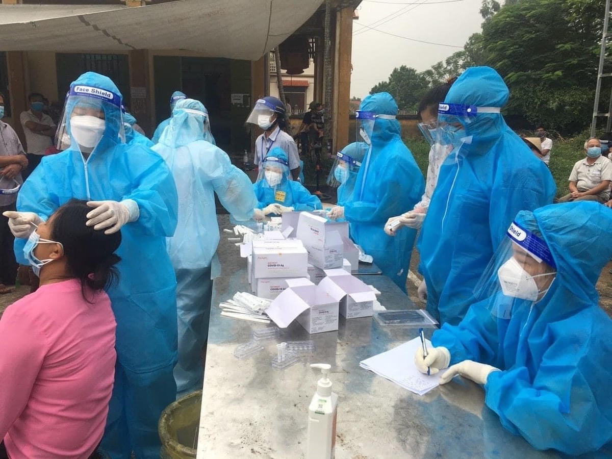 Xét nghiệm bắt buộc tại các khu dân cư. Ảnh: Tây Bắc.