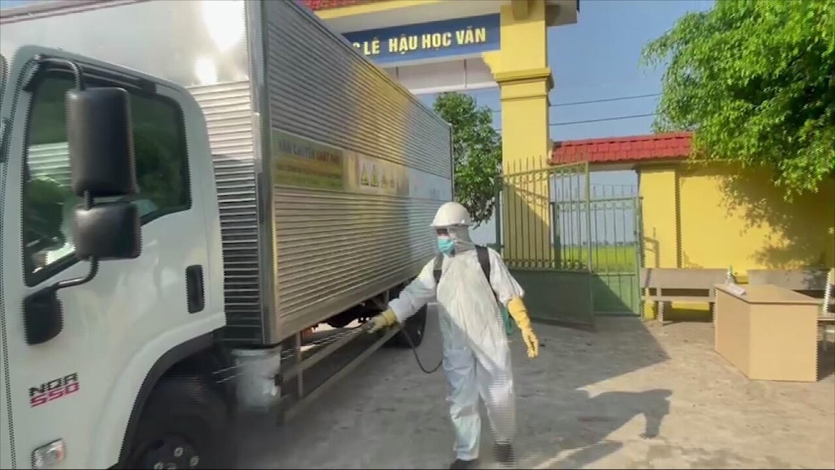 Những chiếc xe này đều có gắn định vị, camera hành trình phục vụ việc giám sát hoạt động của cơ quan quản lý Nhà nước (Tổng cục Môi trường) và của Ban điều hành Công ty. Trong hình là xe thu gom của Công ty tới thu gom rác thải y tế tại Cơ sở cách ly là một trường học ở huyện Ý Yên (Nam Định).
