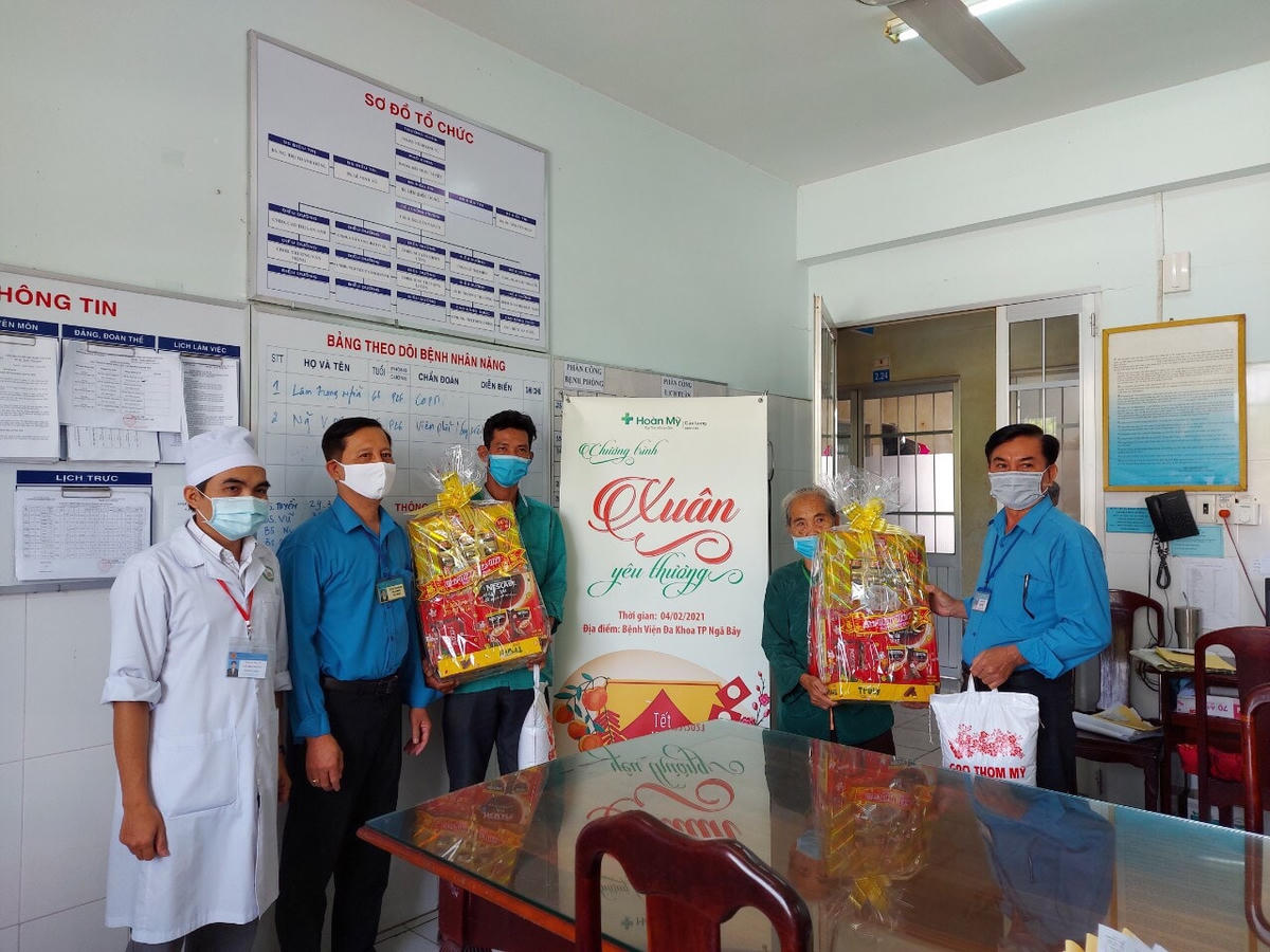 Phối hợp với các trạm y tế các địa phương tặng quà cho người dân. 