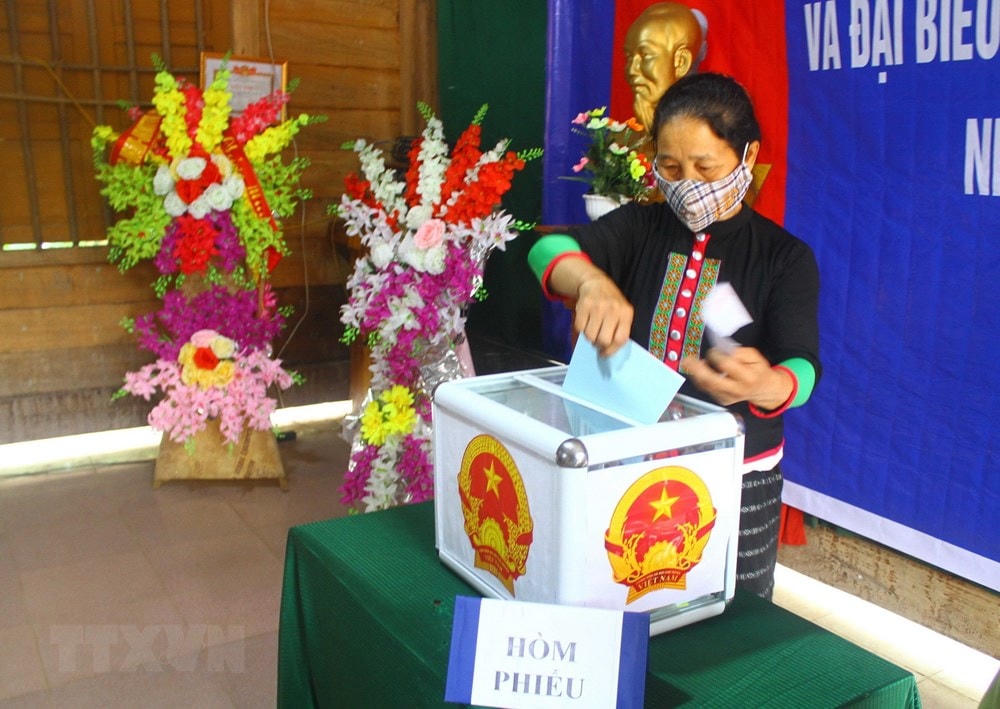 Cử tri đồng bào dân tộc thiểu số các xã miền núi, biên giới Nghệ An phấn khởi đi bỏ phiếu sớm. (Ảnh: Tá Chuyên/TTXVN).