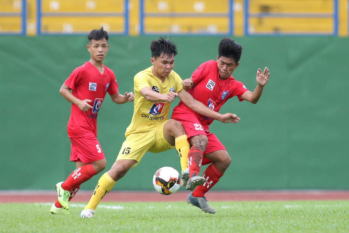 U15 VPF (áo đỏ) đã có được chiến thắng trong trận ra quân