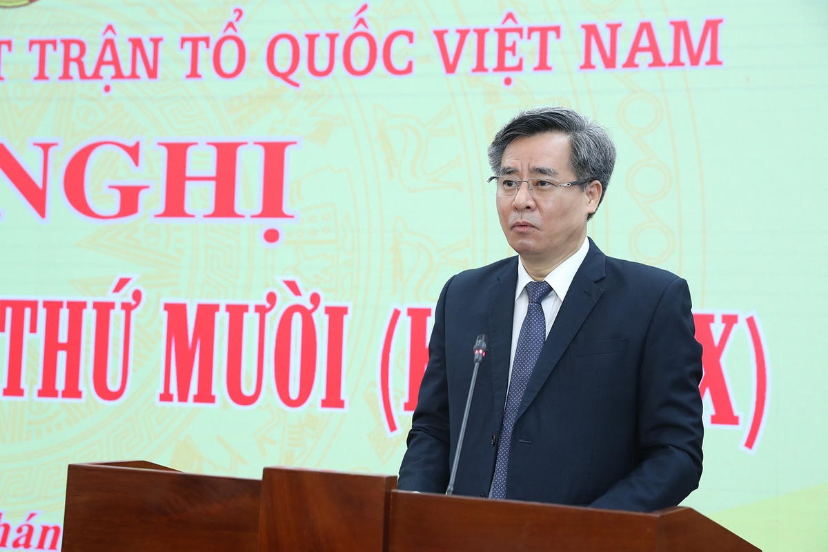 Ông Nguyễn Quang Dương công bố Quyết định của Bộ Chính trị về công tác nhân sự.