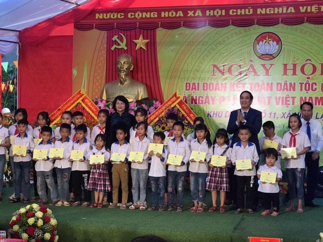 Phó Chủ tịch nước Đặng Thị Ngọc Thịnh và Bí thư Tỉnh ủy Phú Thọ Bùi Minh Châu trao quà tặng cho học sinh nghèo vượt khó ở xã Vĩnh Lại.